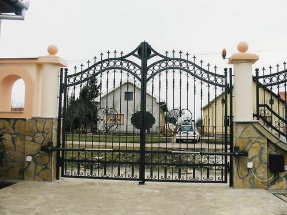 Кованые ворота для ограждения частных домов