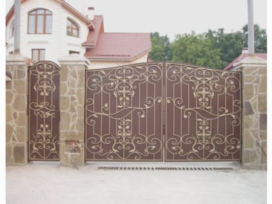 Ворота и калитка декорированы ковкой