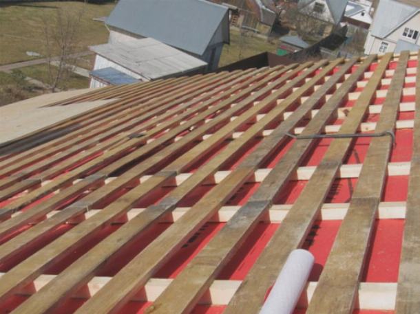 Обрешетка крыши под профнастил может выполняться из дерева и металла